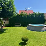 Сasa de vacaciones Family House In Town With Garden