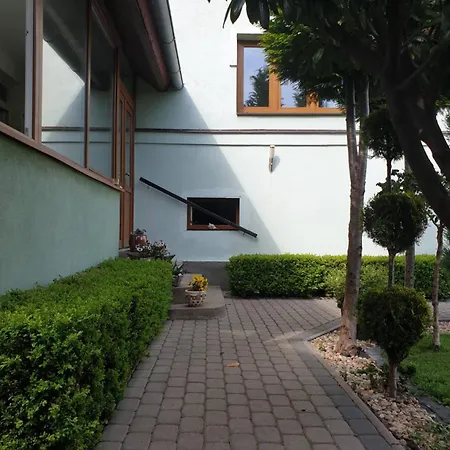 Family House In Town With Garden Ferienhaus Poděbrady