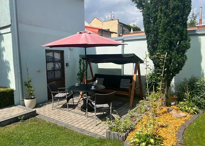 Family House In Town With Garden Ferienhaus Poděbrady